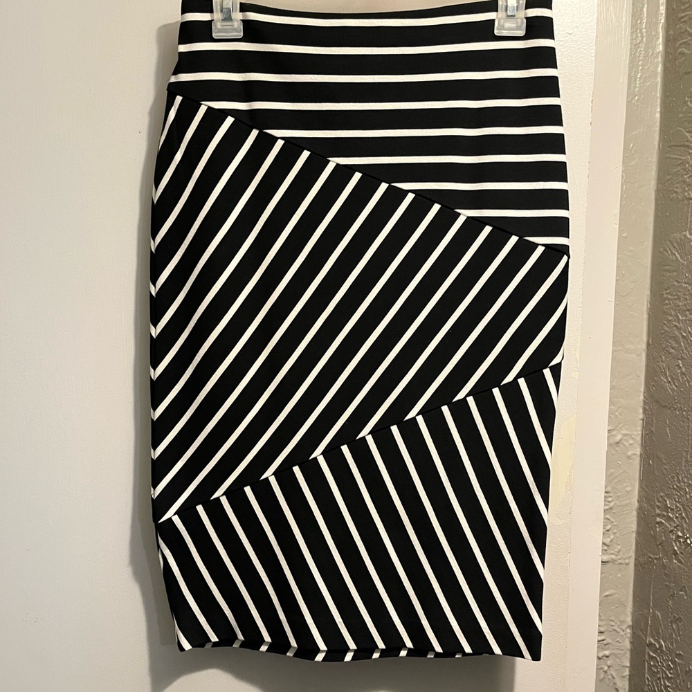 Mossimo XS Black & White Stretch Extensible Skirt